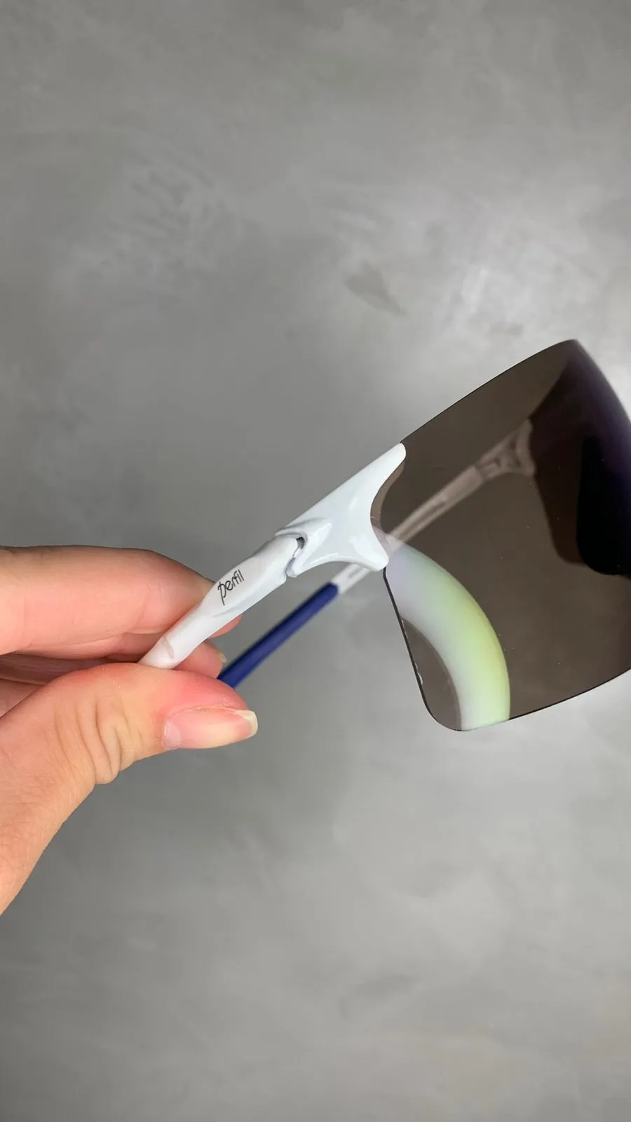 OCULOS MASCULINO ESPORTIVO ASTE BRANCO LENTE ESPELHADA AZUL- LENTE NÃO POLARIZADA