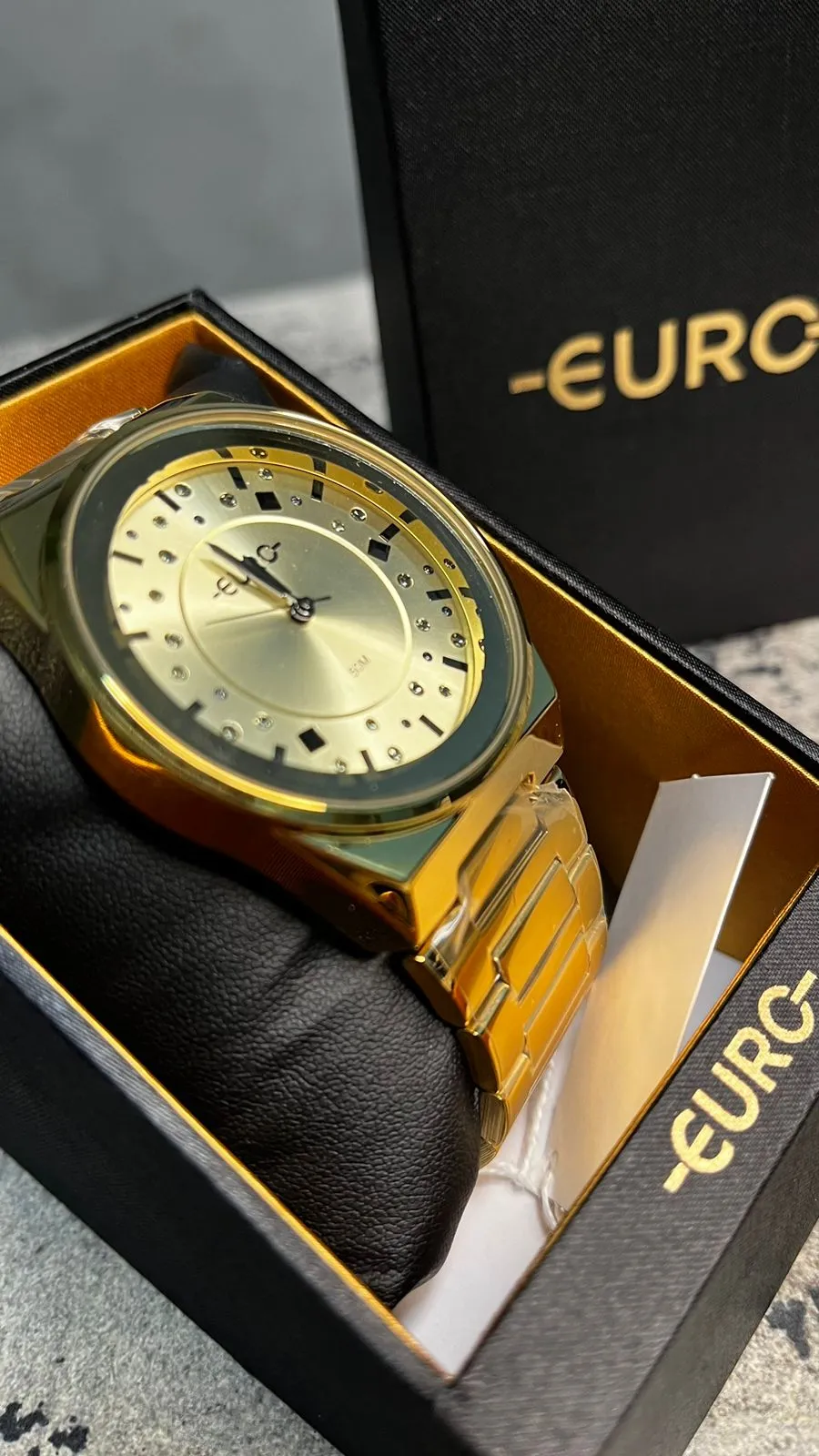 RELÓGIO EURO DOURADO COM INTERIOR ZIRCONIA NEGRA E FUMÉ  - COR OURO