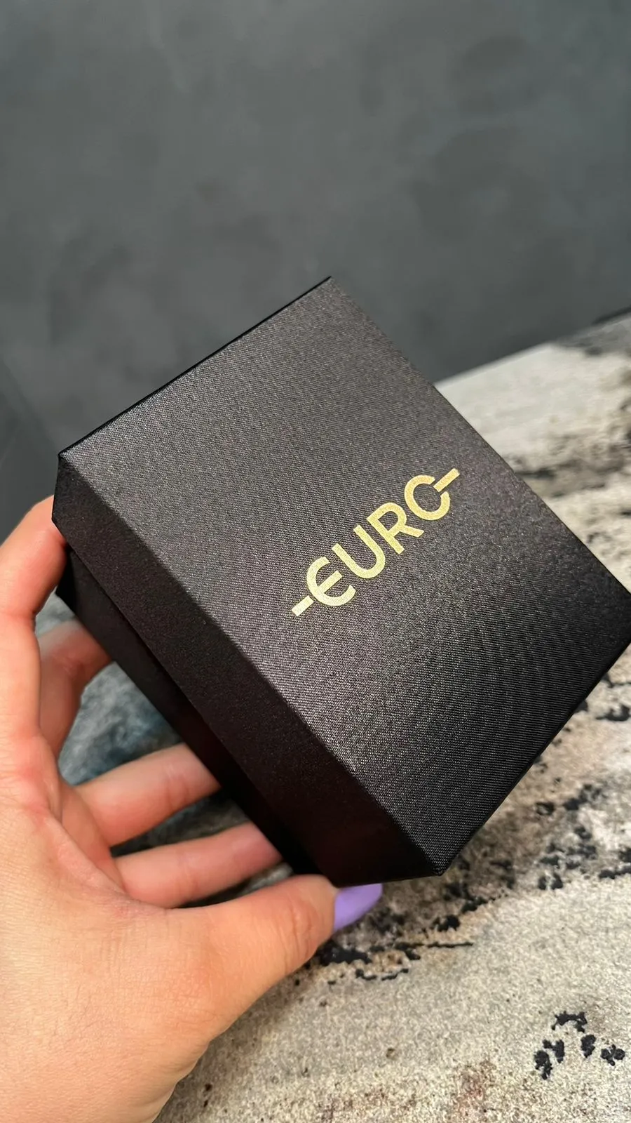 RELÓGIO EURO DOURADO COM INTERIOR ZIRCONIA NEGRA E FUMÉ  - COR OURO