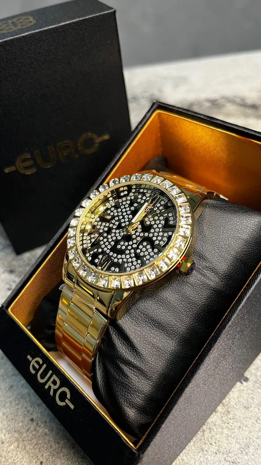 RELÓGIO EURO DOURADO COM INTERIOR ONÇA COM ZIRCONIA CRISTAL - COR OURO