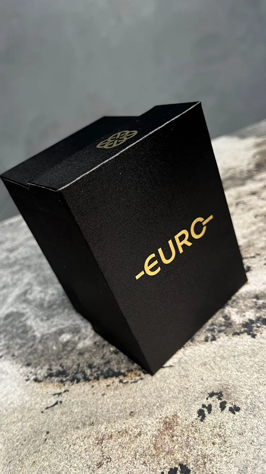 RELÓGIO EURO DOURADO COM INTERIOR ONÇA COM ZIRCONIA CRISTAL - COR OURO