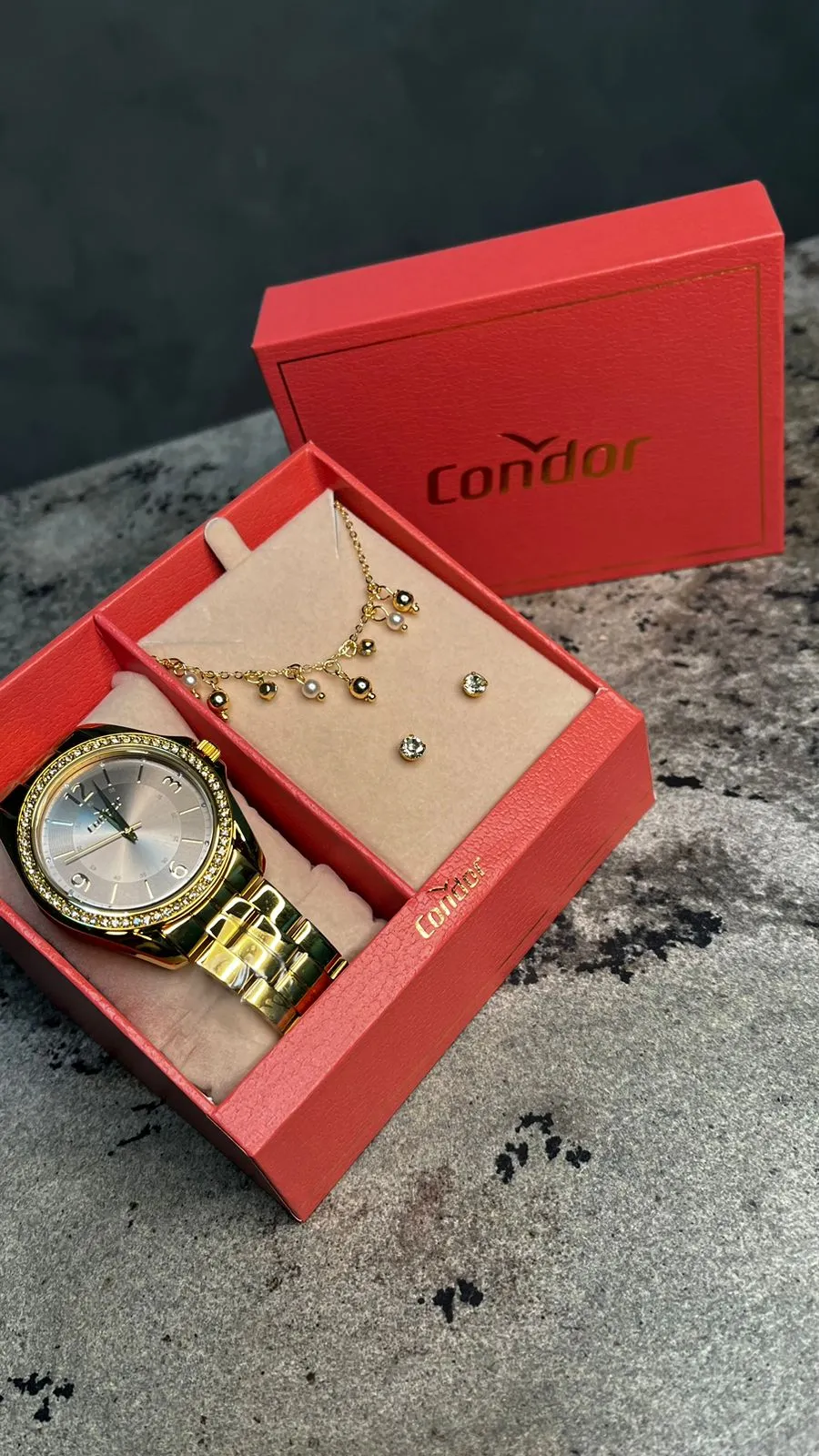 RELÓGIO CONDOR DOURADO INTERIOR CINZA COM ZIRCONIA CRISTAL, ACOMPANHA ACESSÓRIOS PULSEIRA E BRINCO - COR OURO