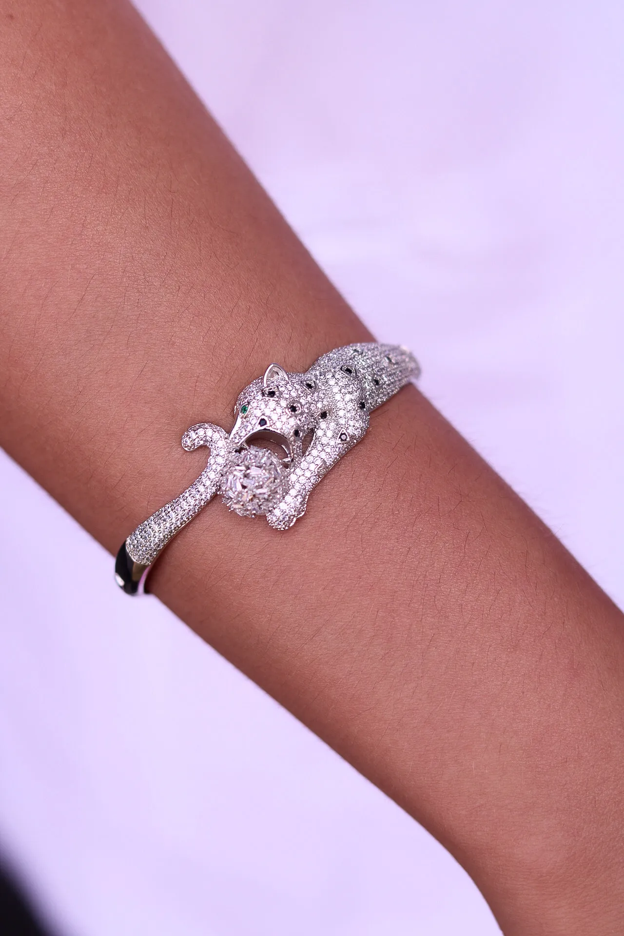 BRACELETE PANTERA COM ESFERA NAVETE CRISTAL - BANHADO A RÓDIO BRANCO