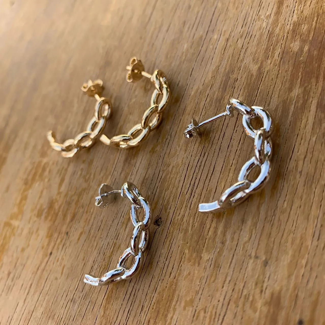 BRINCO ELO CARTHIE CADIADINHO MEIA VOLTA MÉDIO EAR CUFF  - BANHADO A OURO 18K