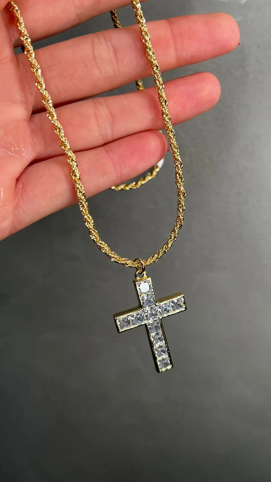 CORRENTE CRUCIFIXO COM ZIRCONIA QUADRADA E CORDÃO BAIANO- BANHADO A OURO 18K