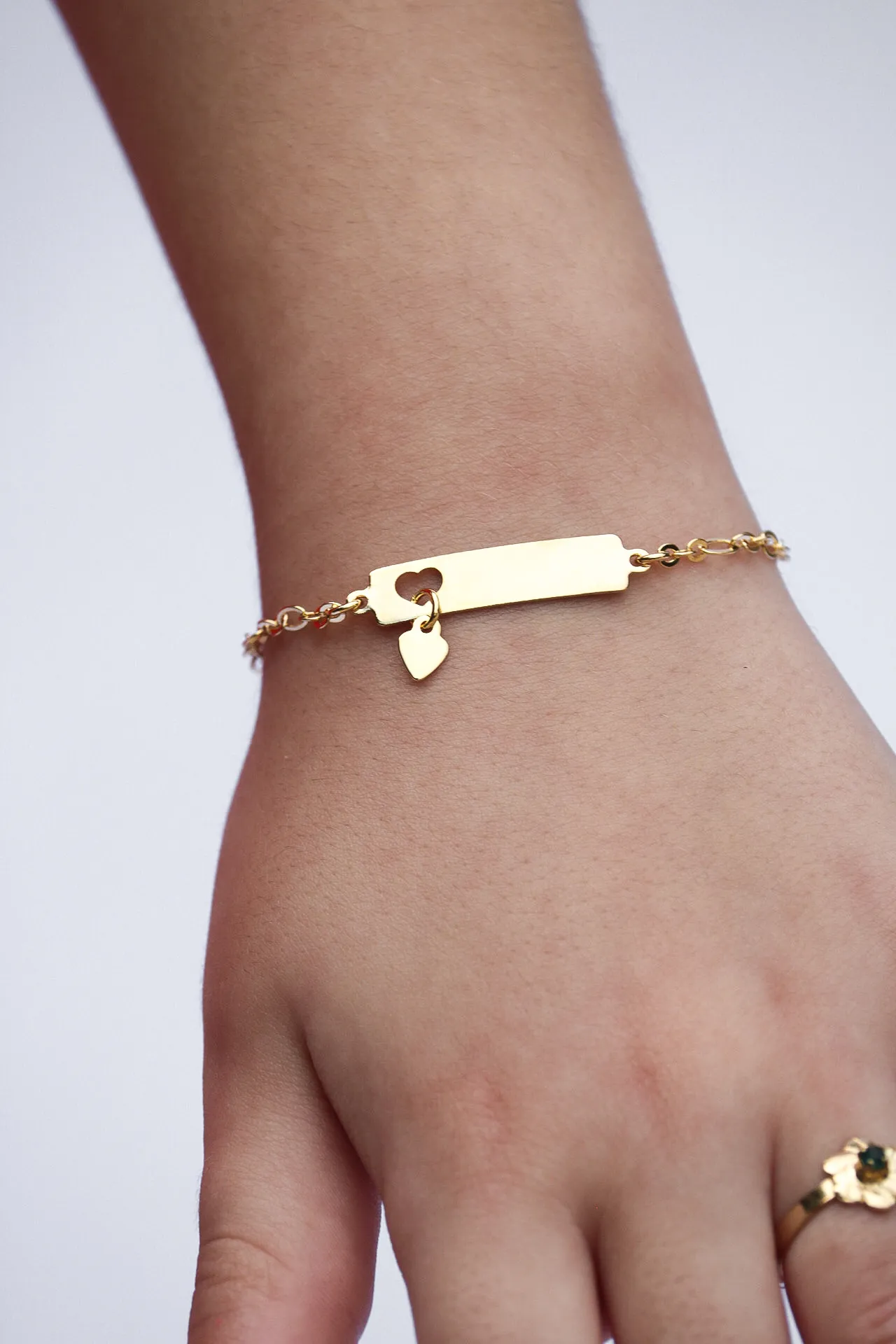 PULSEIRA INFANTIL COM PLACA PARA GRAVAR NOME COM CORAÇÃO PENDURADO LISA -BANHADO A OURO 18K