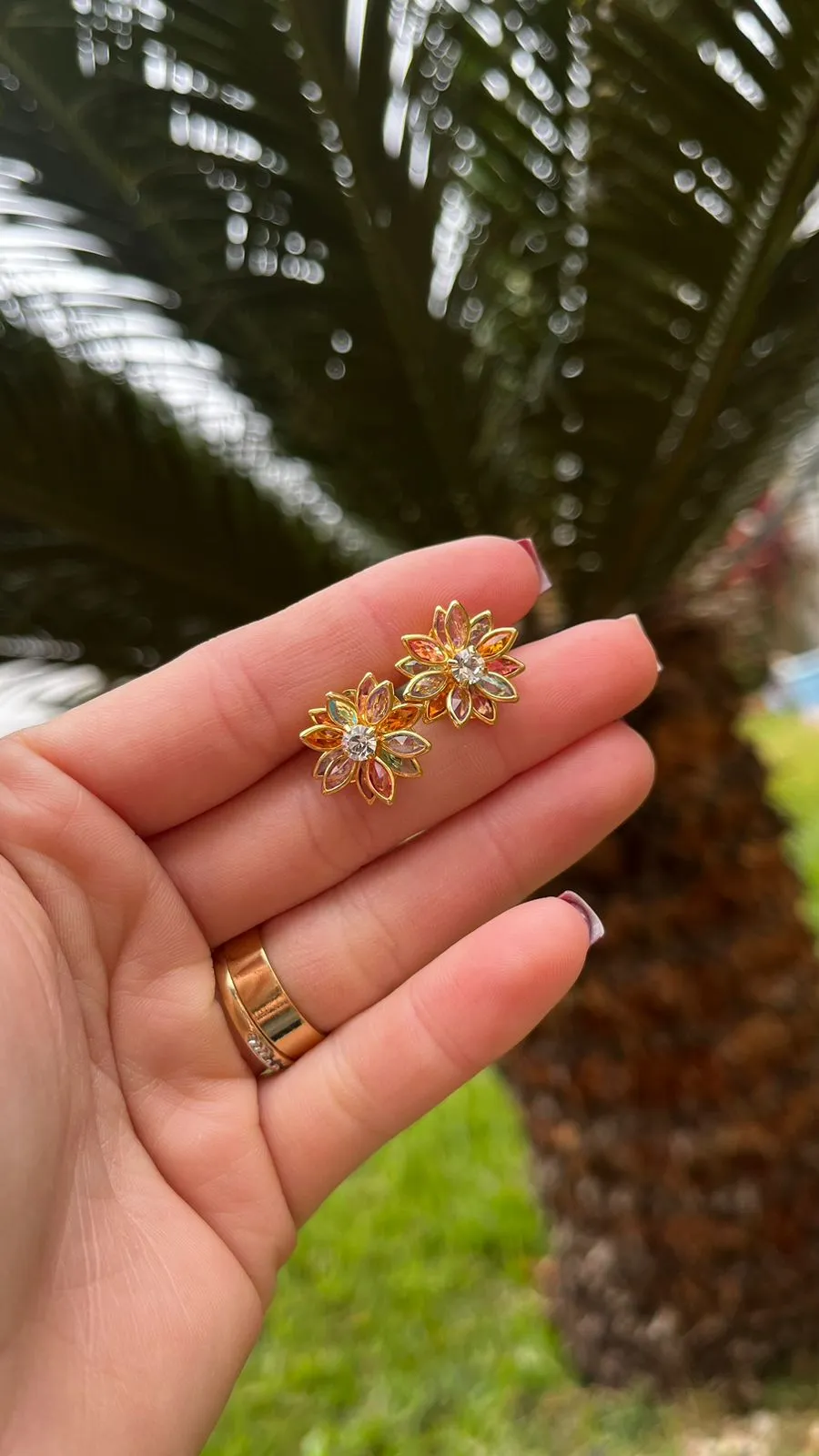 BRINCO FLOR DE LOTUS COM PÉTALAS COLORIDAS E PINGO ZIRCONIA - BANHADO A OURO 18K