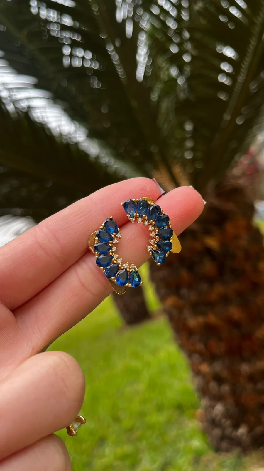 BRINCO LEQUE COM GOTAS AZUL E ZIRCONIA CRISTAL- BANHADO A OURO 18K