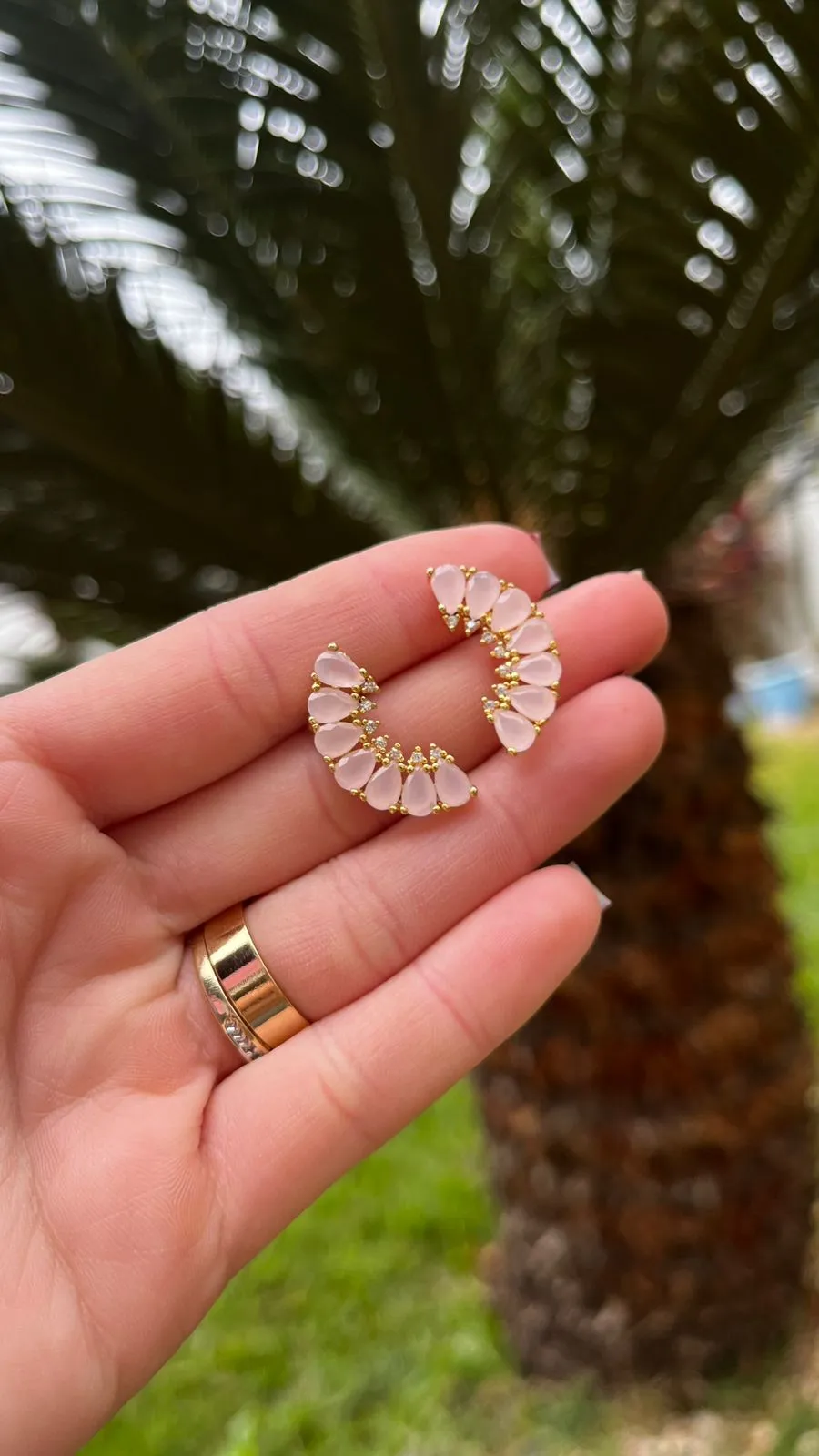 BRINCO LEQUE COM GOTAS ROSA E ZIRCONIA CRISTAL- BANHADO A OURO 18K