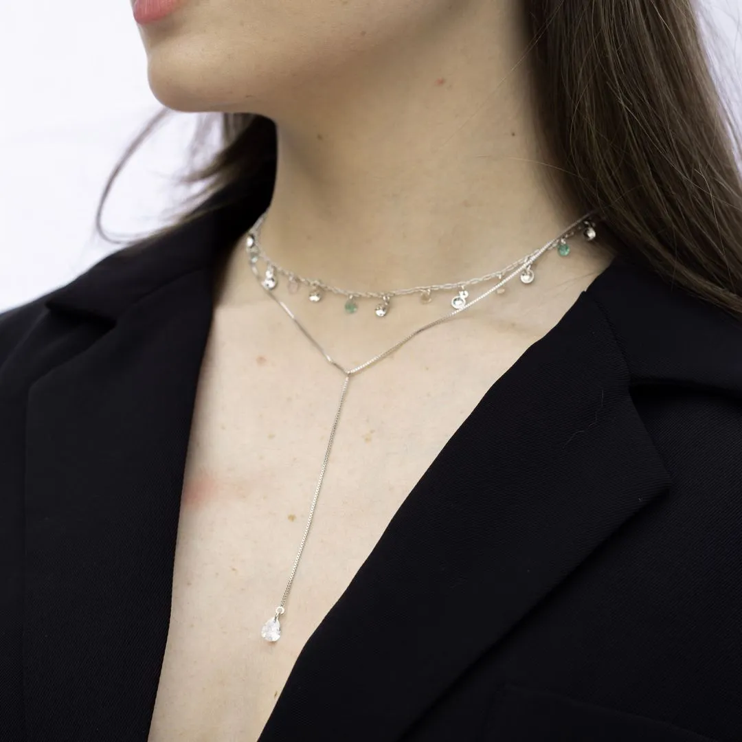 CHOKER COM PONTO DE LUZ COLORS E MEDALHAS LISA PENDURADO - BANHADO A RÓDIO BRANCO