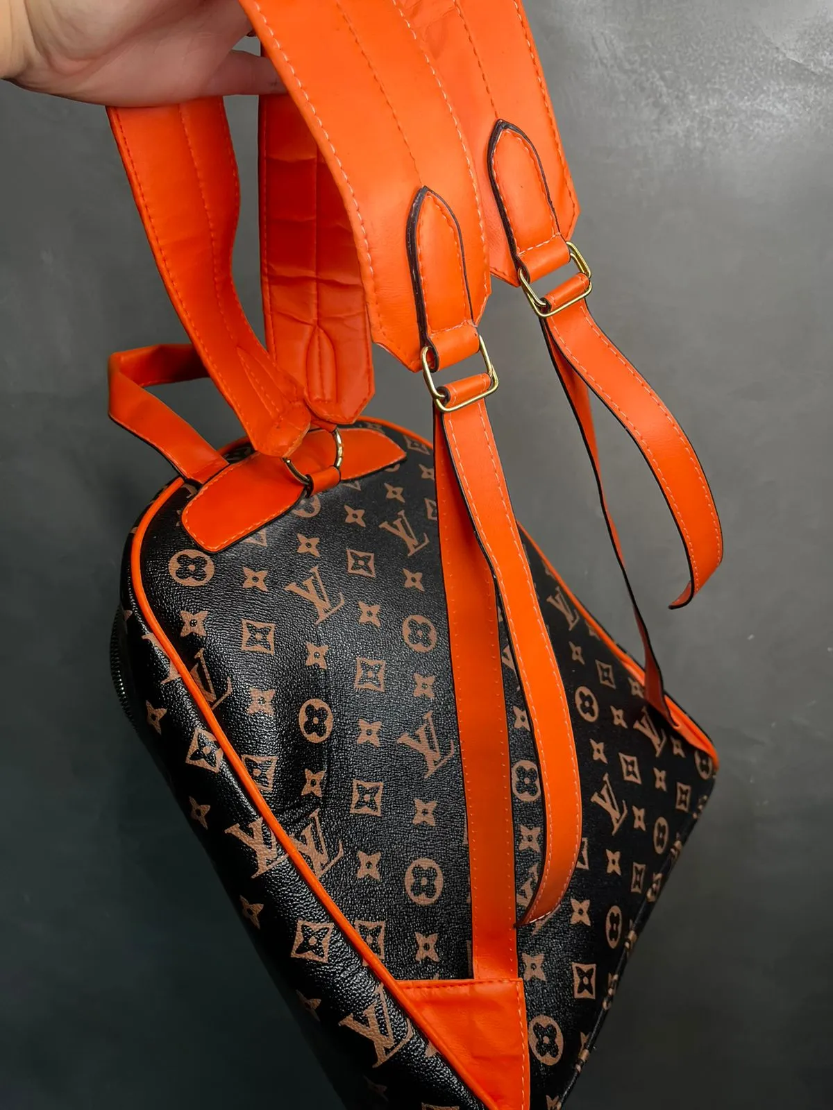 MOCHILA REPLICA LV MARROM COM LARANJA