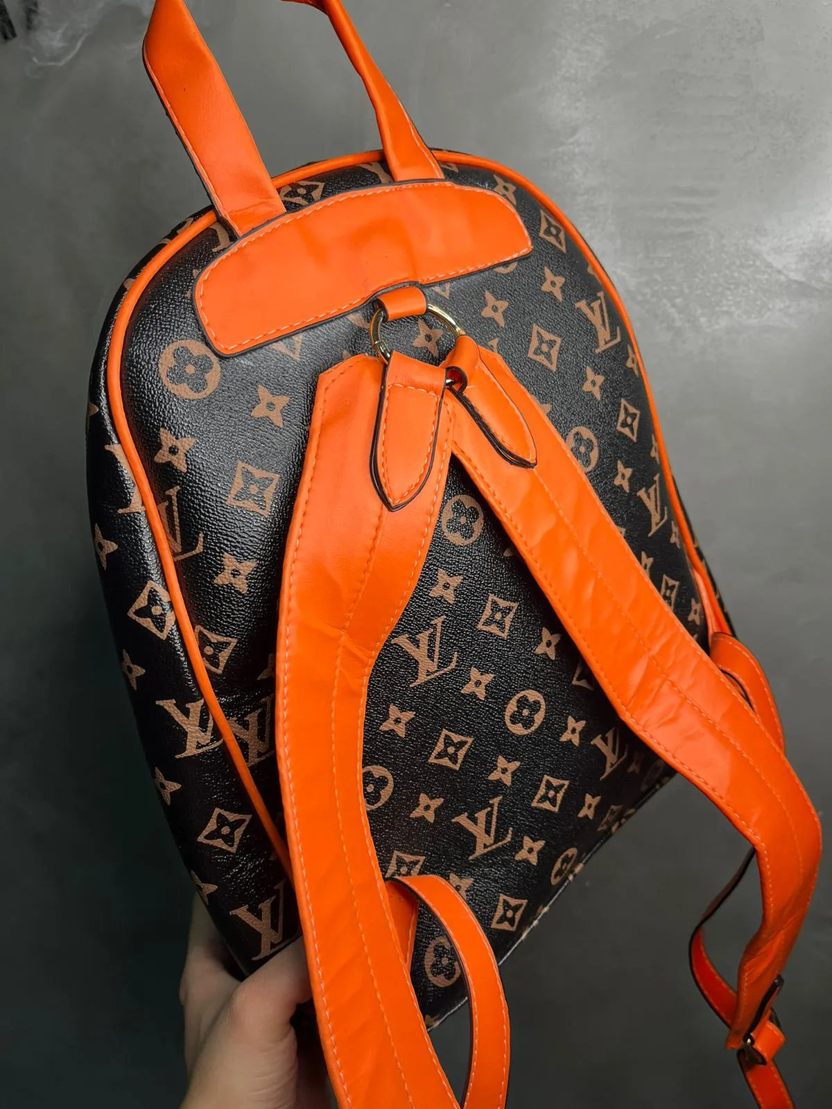 MOCHILA REPLICA LV MARROM COM LARANJA