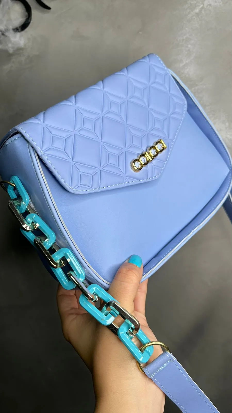 BOLSA REPLICA COLCCI AZUL BEBE COM CORRENTE E ALÇA