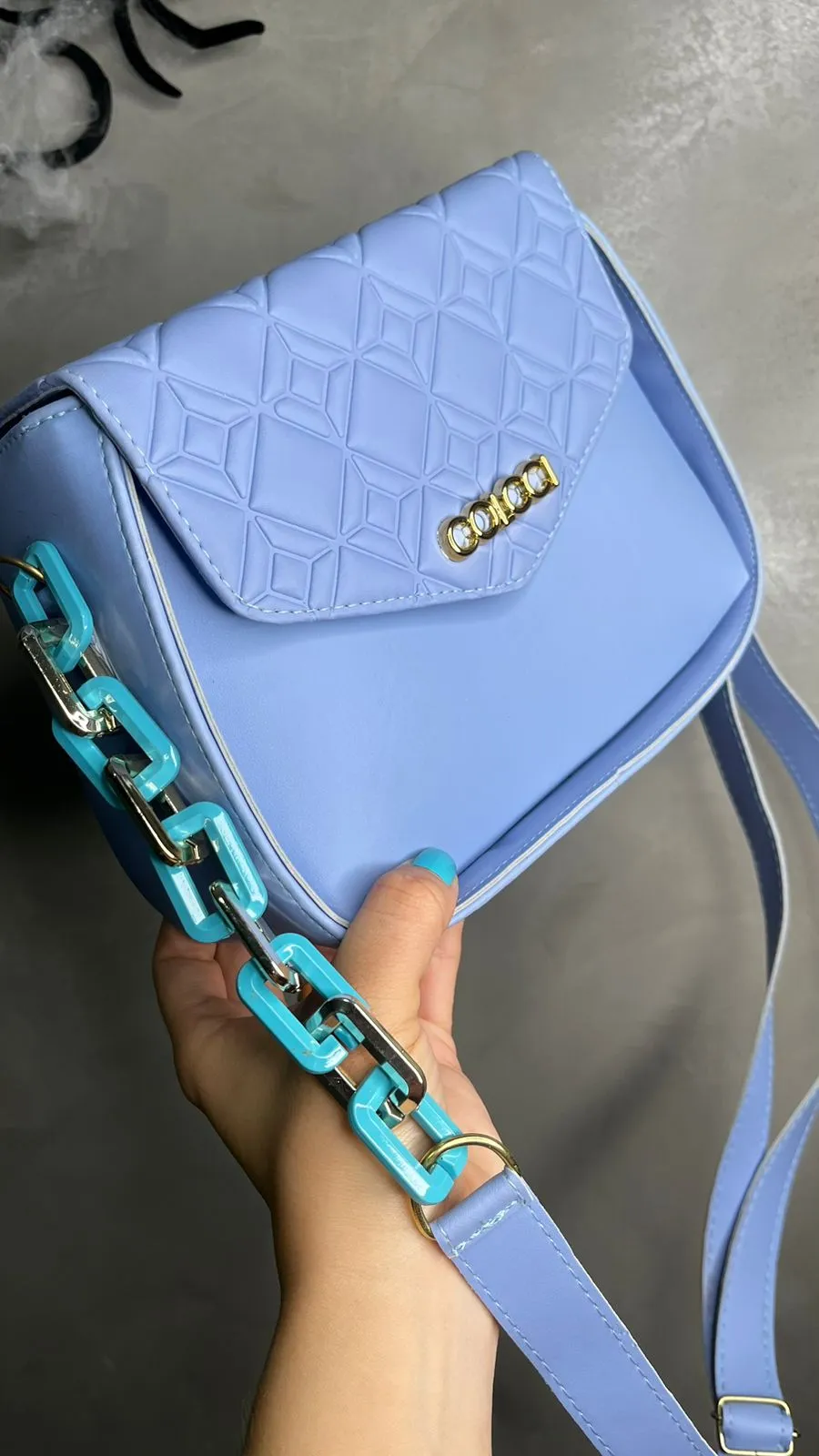 BOLSA REPLICA COLCCI AZUL BEBE COM CORRENTE E ALÇA