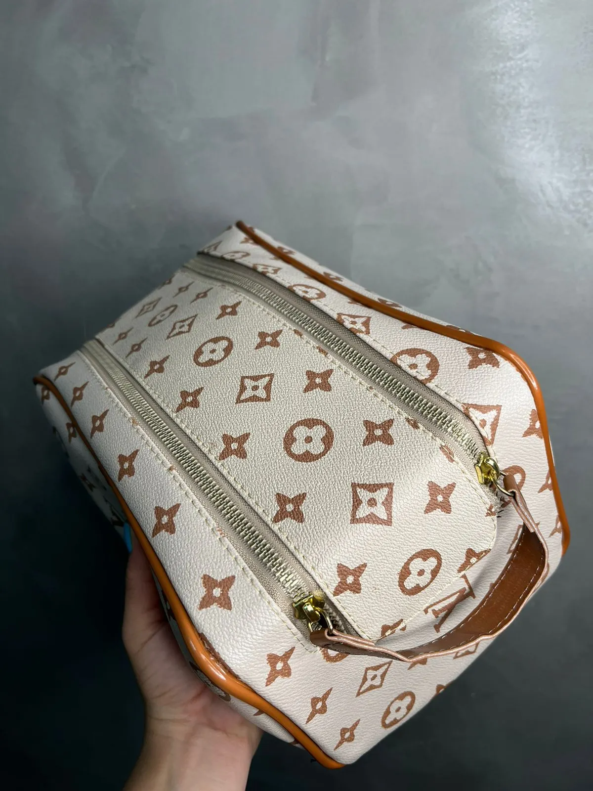 BOLSA NECESSAIRE REPLICA LV SIMBOLOS BEGE COM MARROM CLARO ZIPER DUPLO