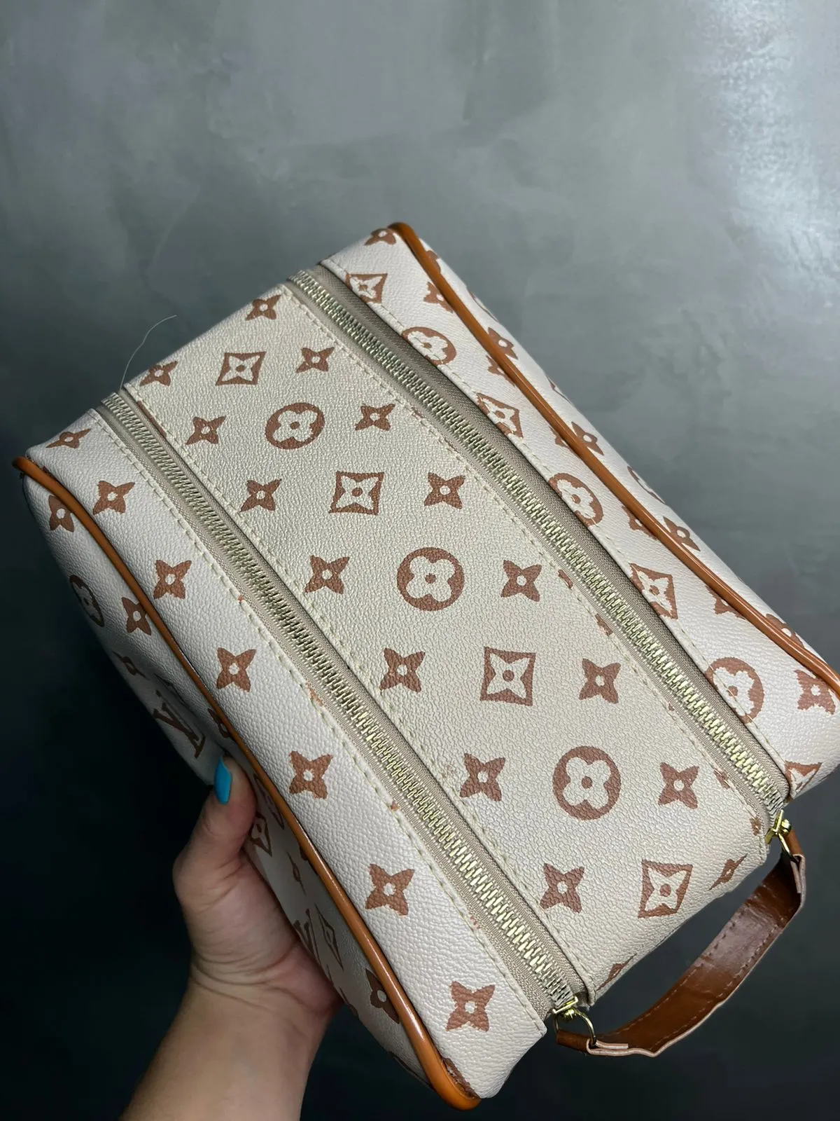 BOLSA NECESSAIRE REPLICA LV SIMBOLOS BEGE COM MARROM CLARO ZIPER DUPLO