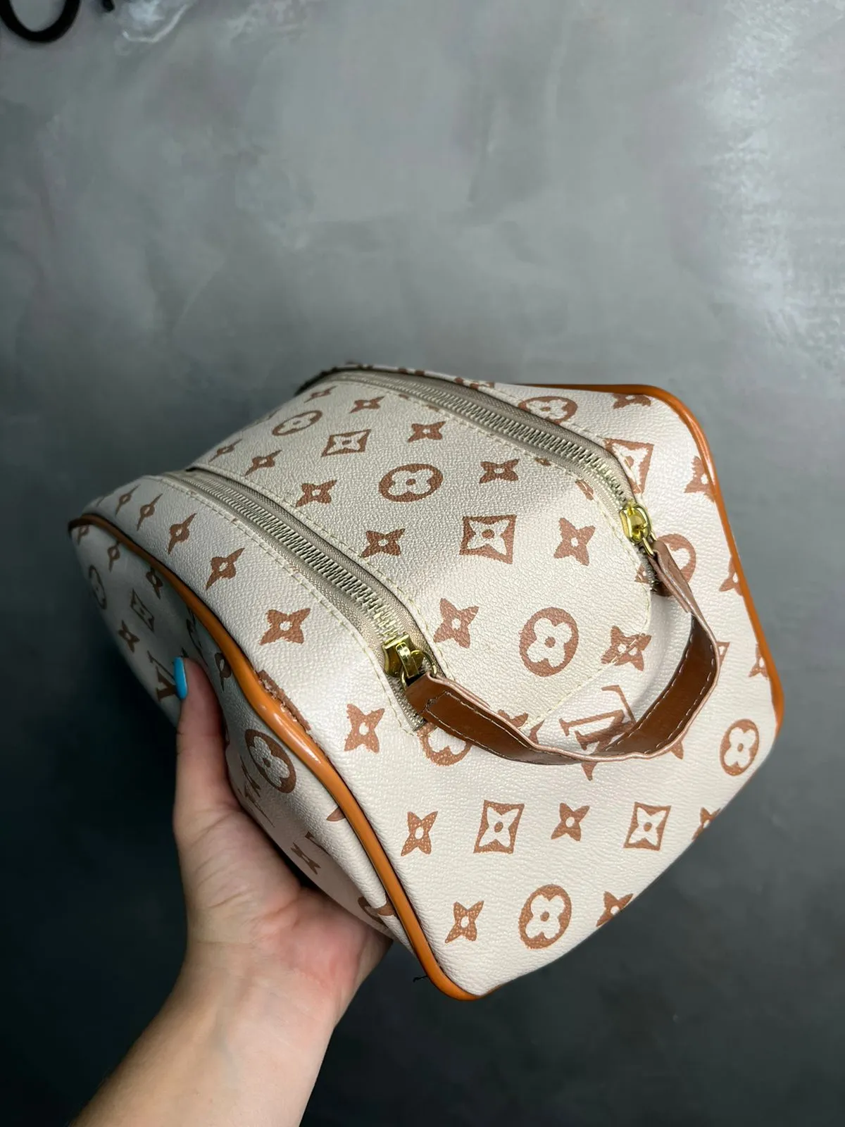 BOLSA NECESSAIRE REPLICA LV SIMBOLOS BEGE COM MARROM CLARO ZIPER DUPLO