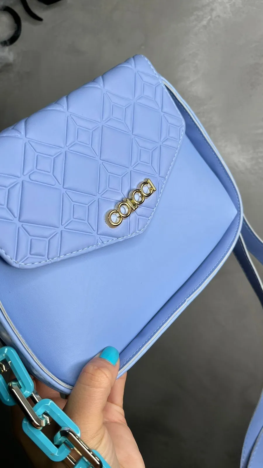 BOLSA REPLICA COLCCI AZUL BEBE COM CORRENTE E ALÇA