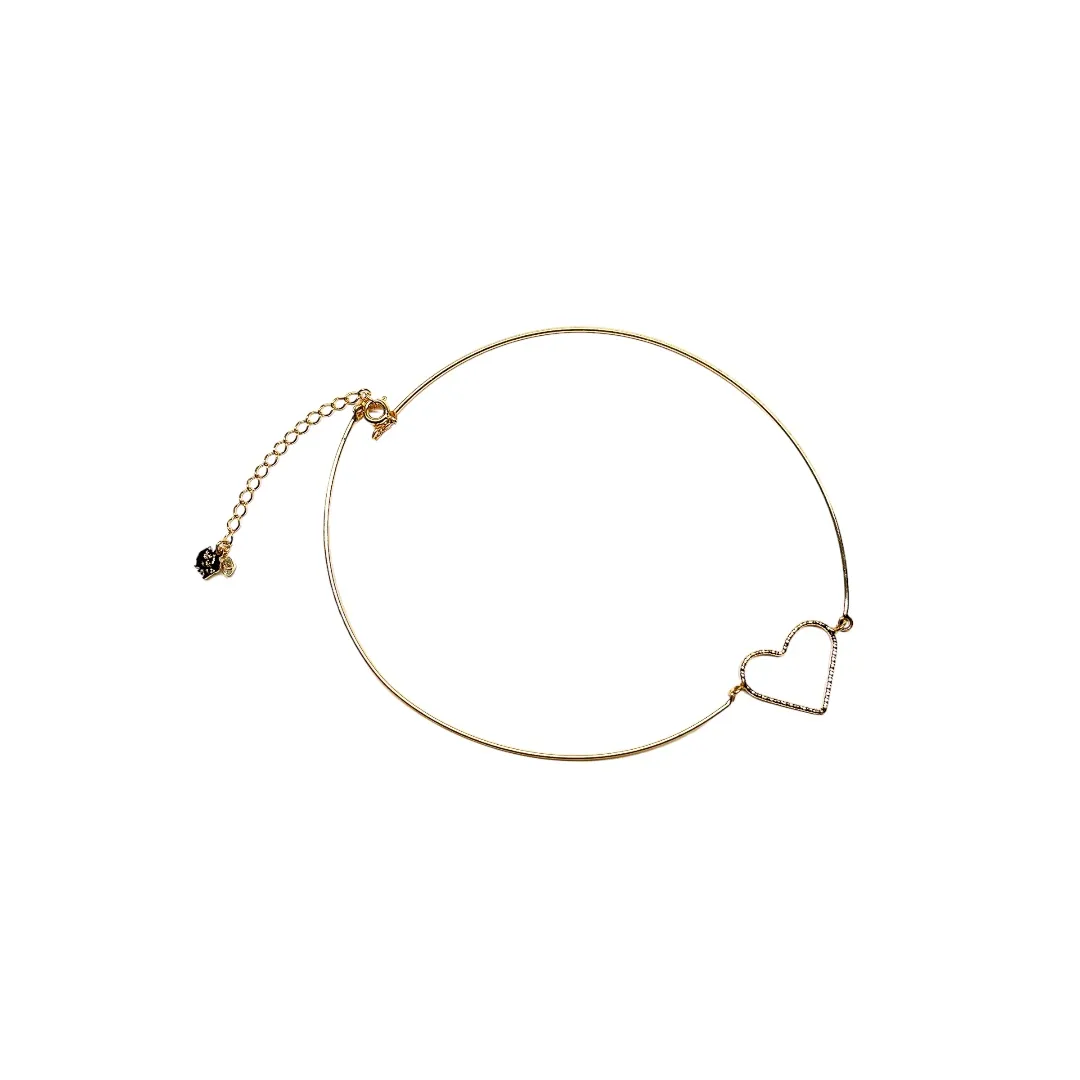 CHOKER ARO RÍGIDO CORAÇÃO VAZADO TRABALHADO COM EXTENSOR - BANHADO A OURO 18K