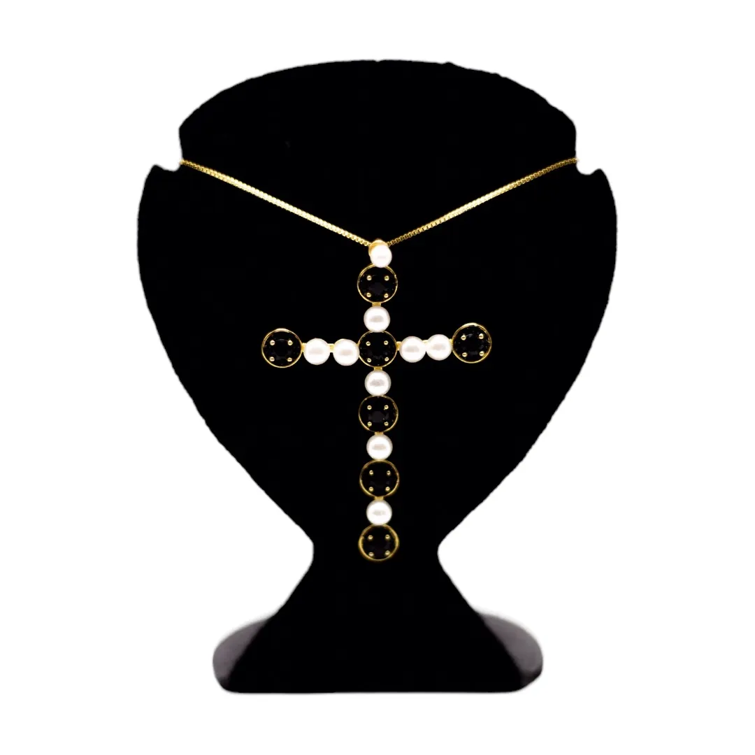 CORRENTE CRUCIFIXO COM PÉROLA E ZIRCONIA NEGRA- BANHADO A OURO18K