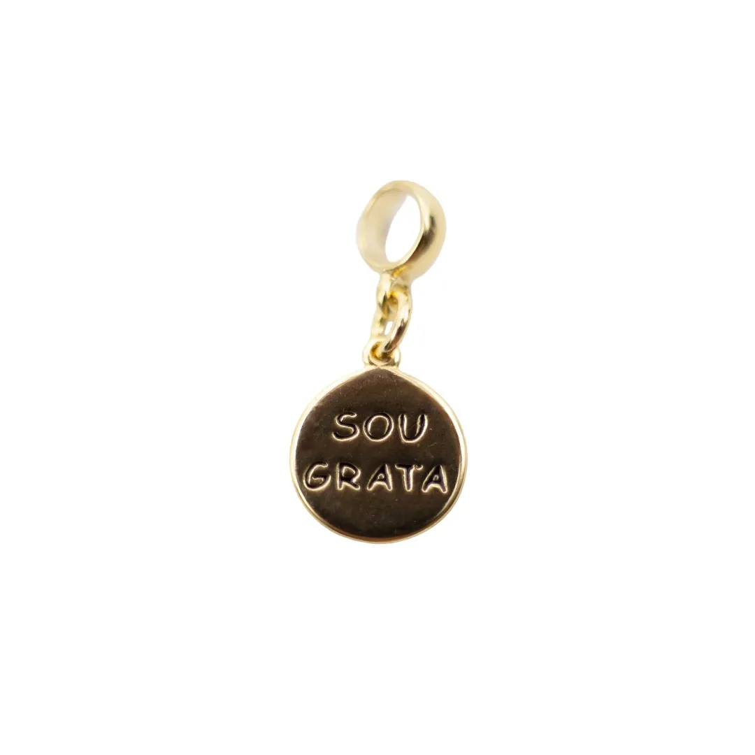 BERLOQUE PENDURADO MEDALHA COM FRASE SOU GRATA RESINADO - BANHADO A OURO 18K