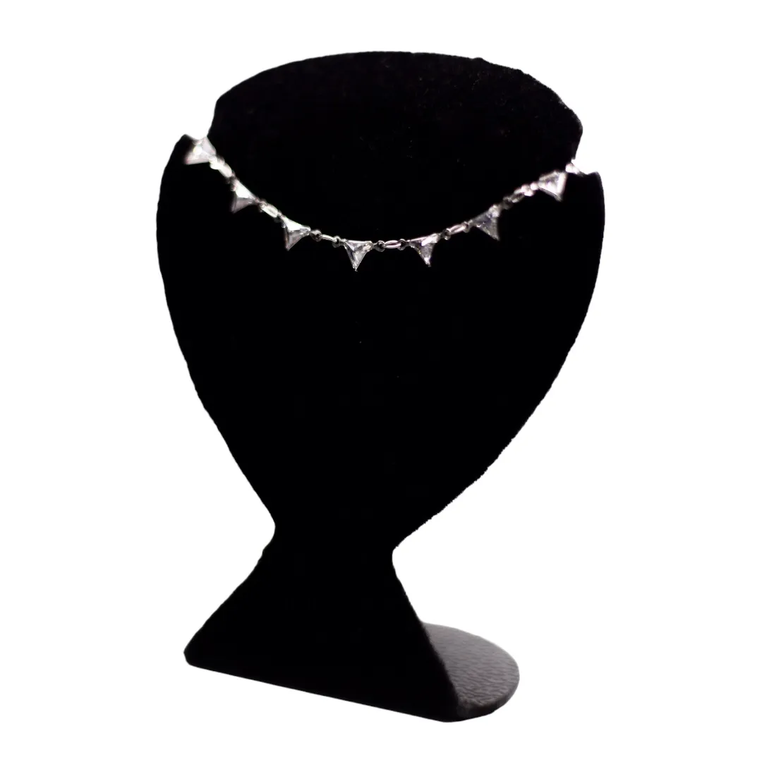 CHOKER ELO PORTUGUÊS FINO COM TRIÂNGULO DE ZIRCONIA CRISTAL COM EXTENSOR  - BANHADO A RÓDIO BRANCO