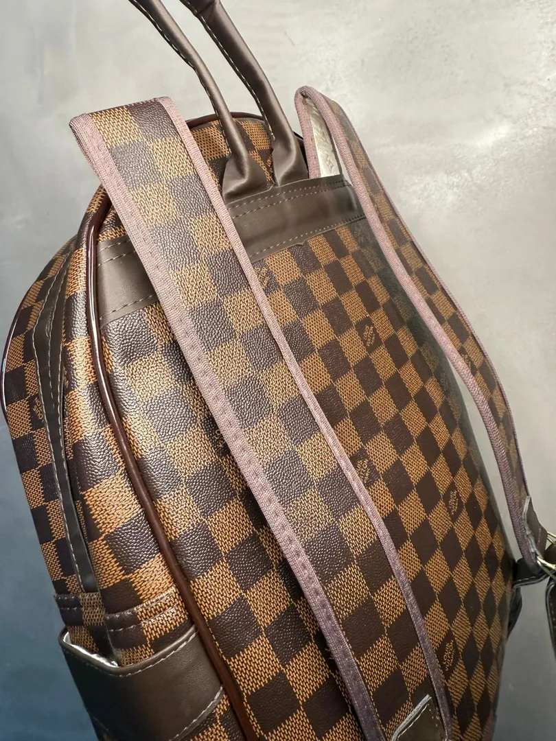 MOCHILA REPLICA LV QUADRADOS MARROM COURO SINTETICO