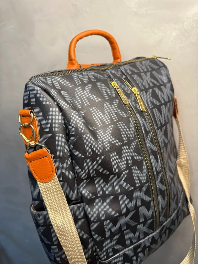 MOCHILA REPLICA MK COURO SINTETICO MARROM E PRETA