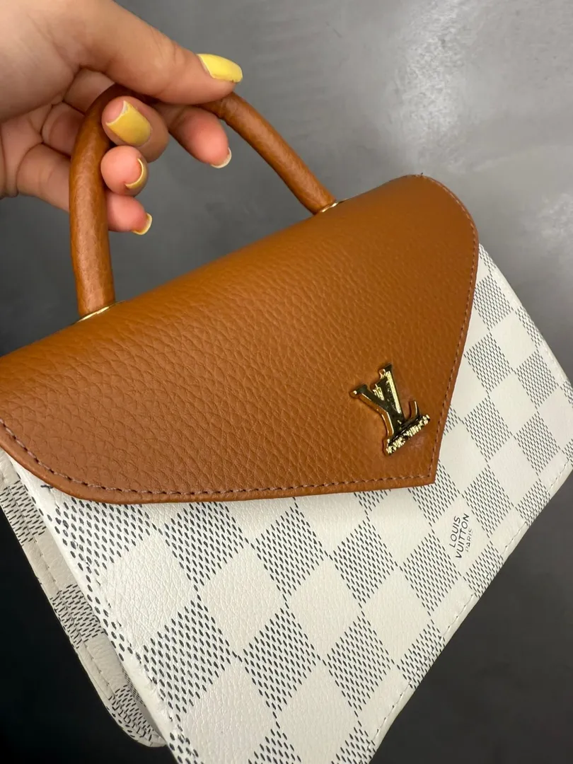 BOLSA REPLICA LV COURO SINTETICO OFF COM QUADRADO CINZA E MARROM COM ALÇA