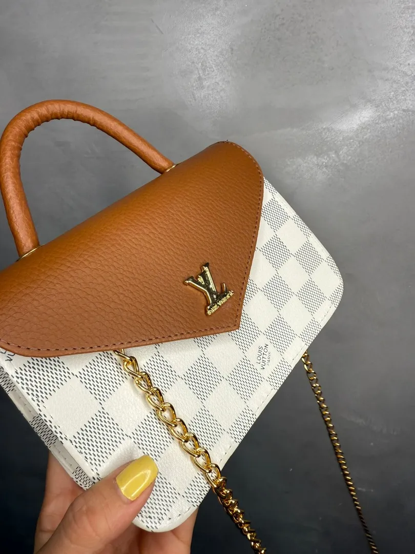 BOLSA REPLICA LV COURO SINTETICO OFF COM QUADRADO CINZA E MARROM COM ALÇA