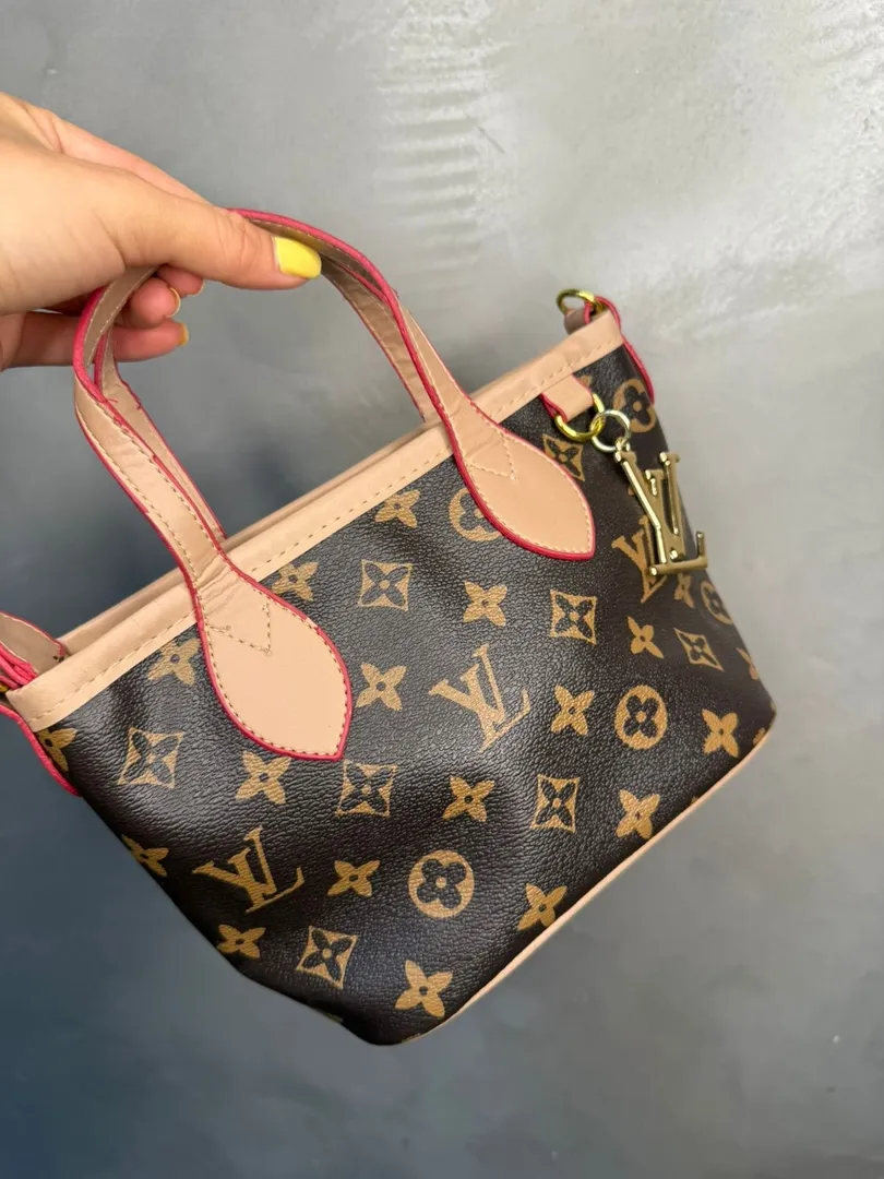 BOLSA PEQUENA REPLICA LV COURO SINTETICO MARROM COM DESENHOS DO LOGO ACOMPANHA ALÇA