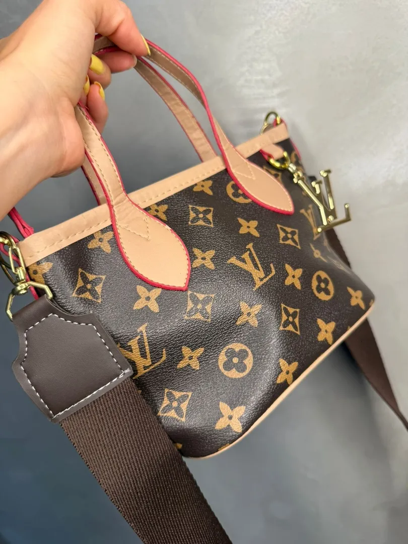 BOLSA PEQUENA REPLICA LV COURO SINTETICO MARROM COM DESENHOS DO LOGO ACOMPANHA ALÇA