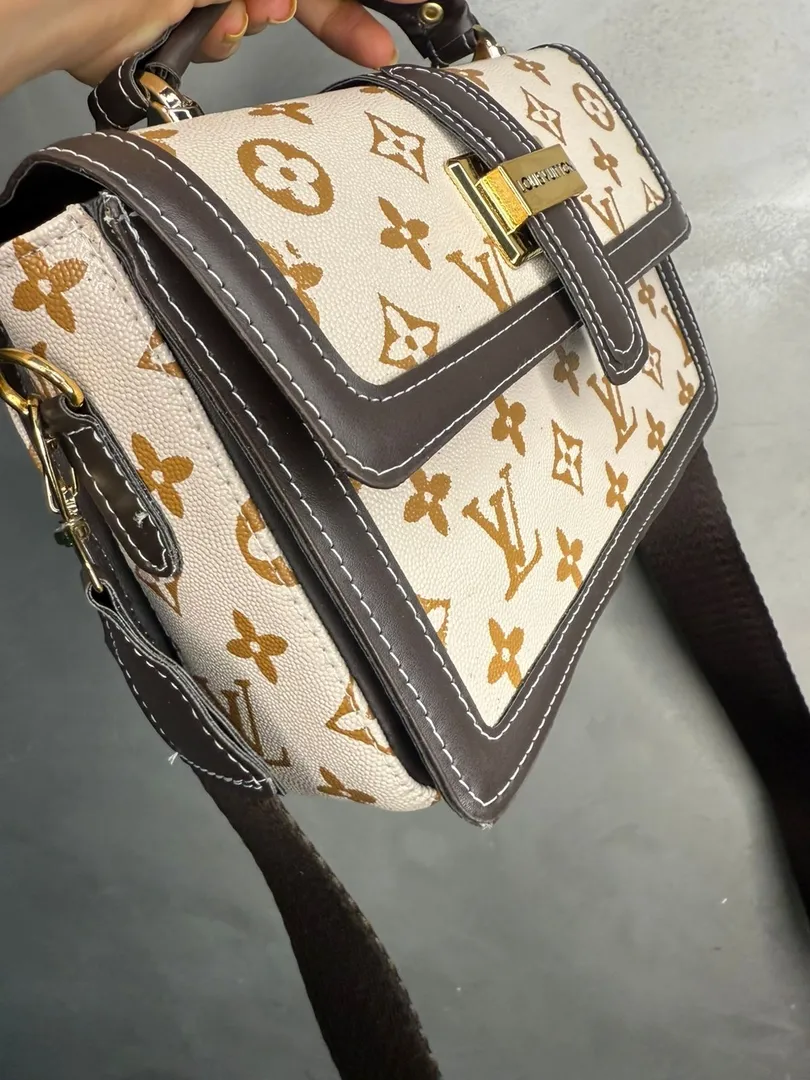 BOLSA REPLICA LV COURO SINTETICO TIPO CARTA MARROM COSTURADO COM DESENHOS DO LOGO BEGE ACOMPANHA ALÇA