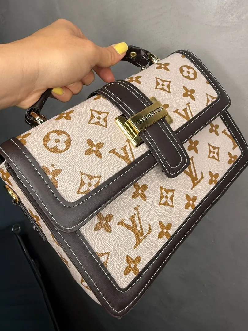 BOLSA REPLICA LV COURO SINTETICO TIPO CARTA MARROM COSTURADO COM DESENHOS DO LOGO BEGE ACOMPANHA ALÇA