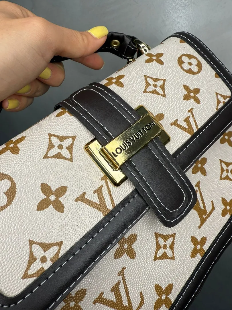 BOLSA REPLICA LV COURO SINTETICO TIPO CARTA MARROM COSTURADO COM DESENHOS DO LOGO BEGE ACOMPANHA ALÇA