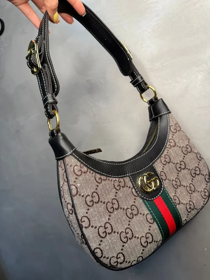 BOLSA REPLICA GUCCI TECIDO MARROM E PRETO COM DESENHO DA LOGO ALÇA COM CORRENTE