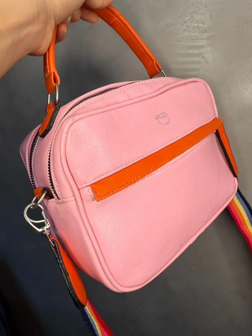 BOLSA REPLICA AREZZO COURO SINTETICO ROSA BEBE E LARANJA COM ALÇA COLORIDA