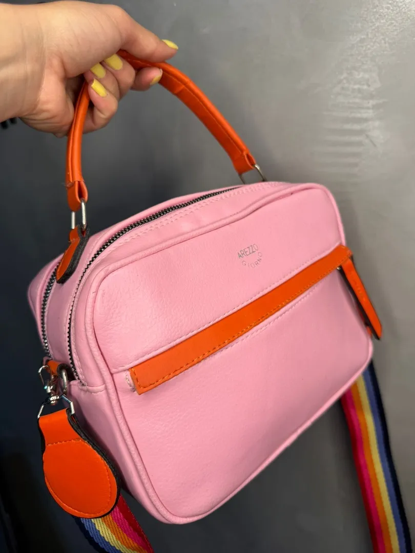 BOLSA REPLICA AREZZO COURO SINTETICO ROSA BEBE E LARANJA COM ALÇA COLORIDA