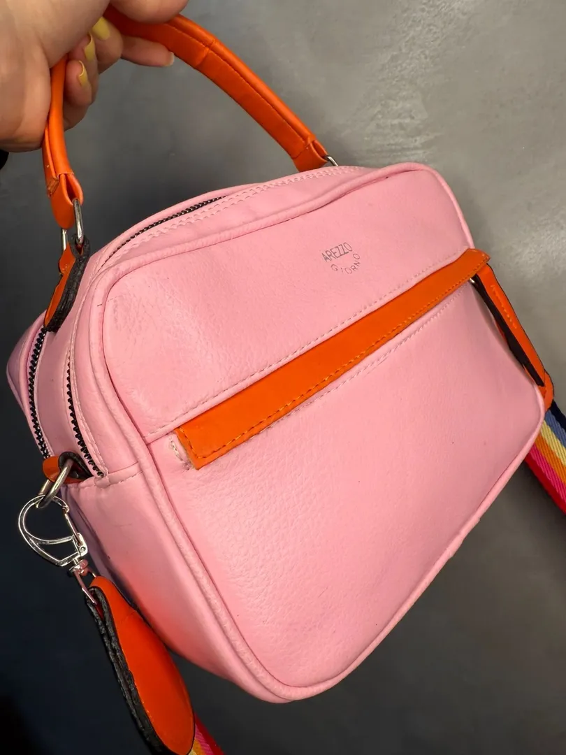 BOLSA REPLICA AREZZO COURO SINTETICO ROSA BEBE E LARANJA COM ALÇA COLORIDA