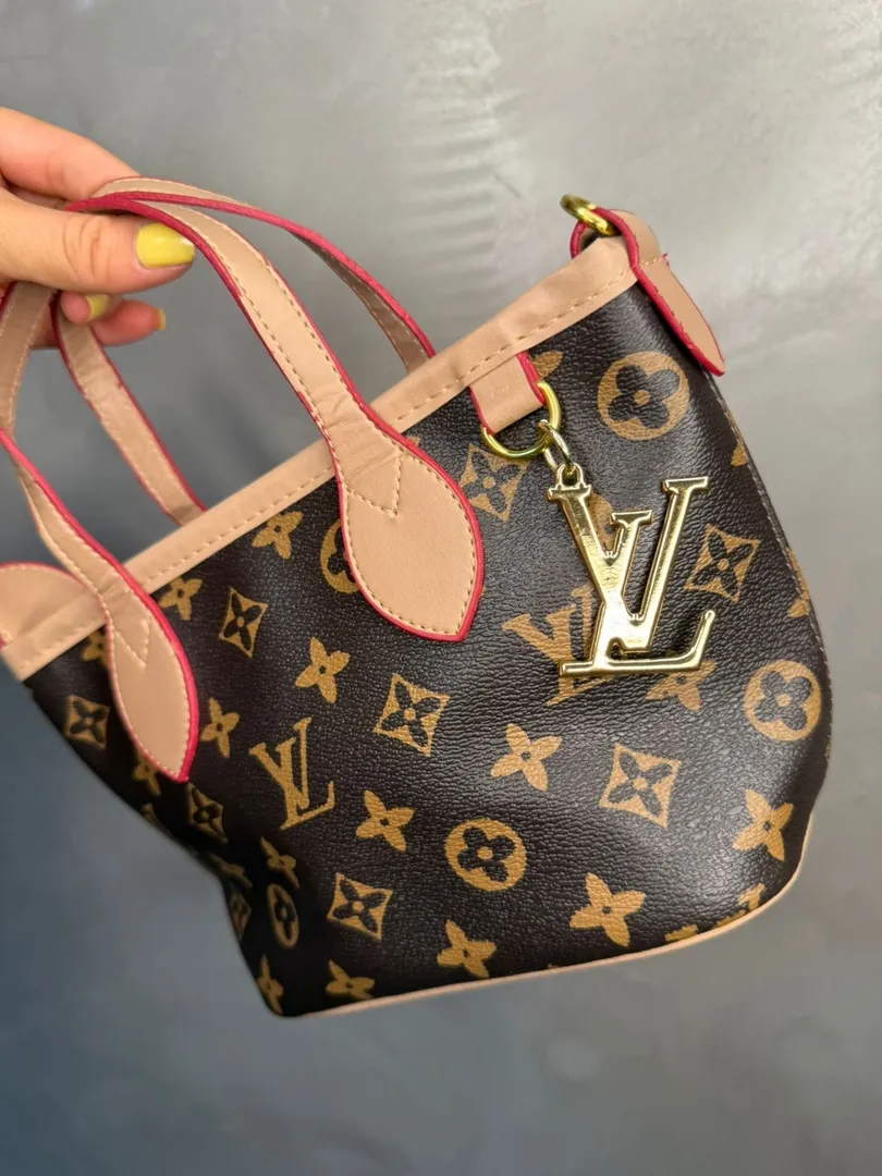 BOLSA PEQUENA REPLICA LV COURO SINTETICO MARROM COM DESENHOS DO LOGO ACOMPANHA ALÇA