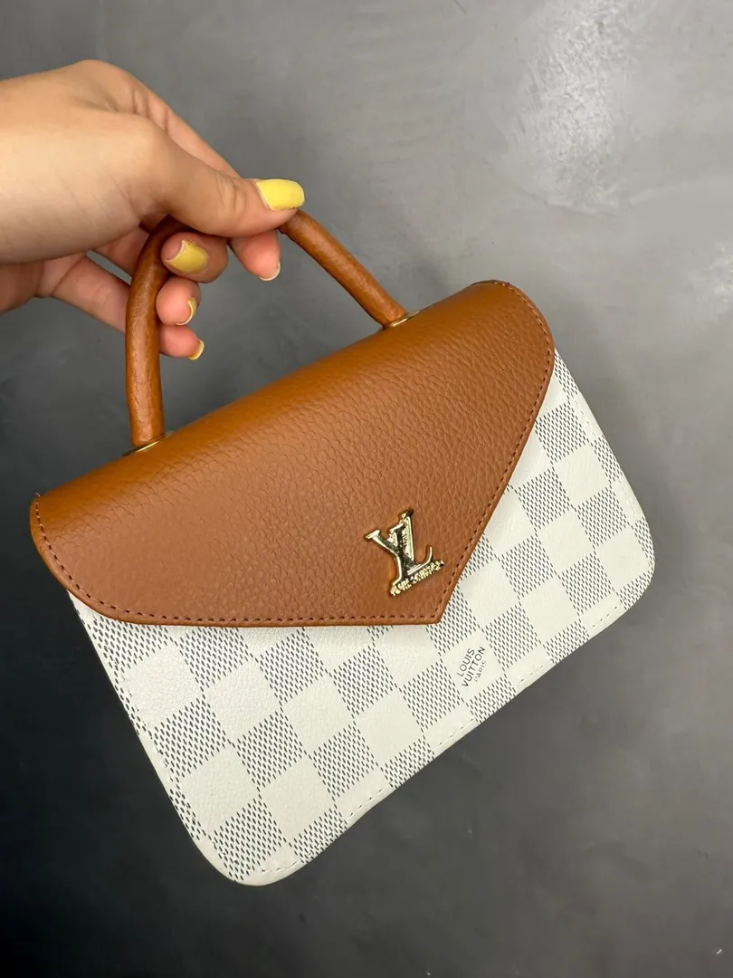 BOLSA REPLICA LV COURO SINTETICO OFF COM QUADRADO CINZA E MARROM COM ALÇA