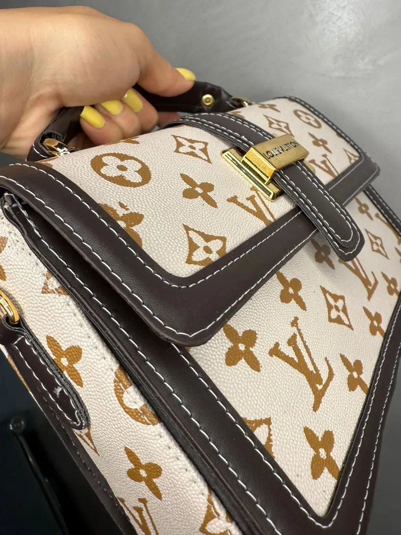 BOLSA REPLICA LV COURO SINTETICO TIPO CARTA MARROM COSTURADO COM DESENHOS DO LOGO BEGE ACOMPANHA ALÇA