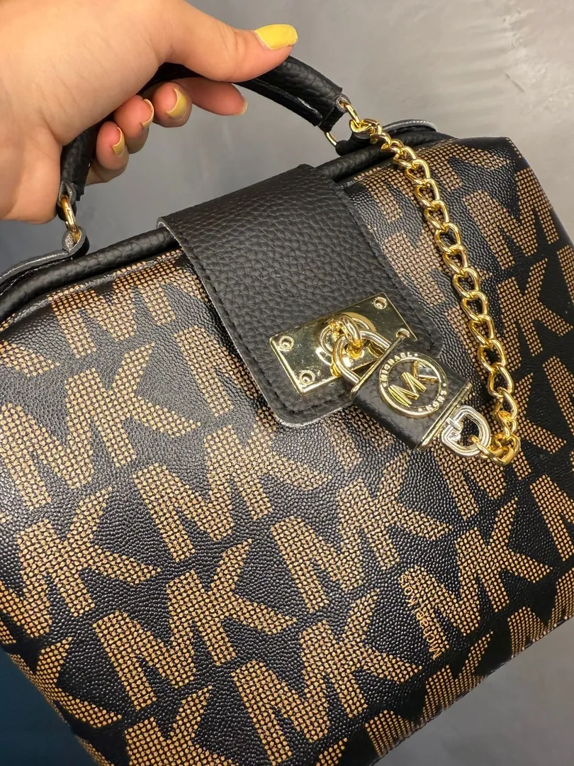 BOLSA REPLICA MK BAU MARROM E PRETA COM CADEADO  C/ ALÇA